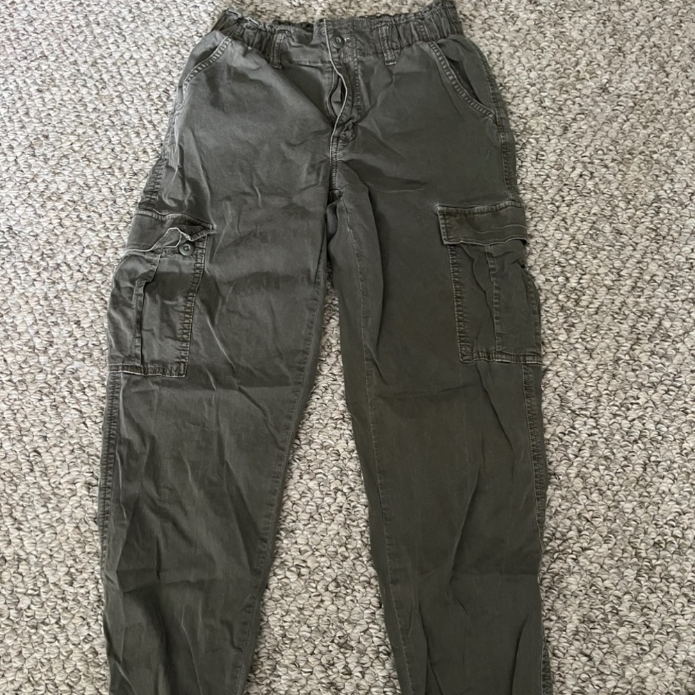 Army green american eagle cargo pants